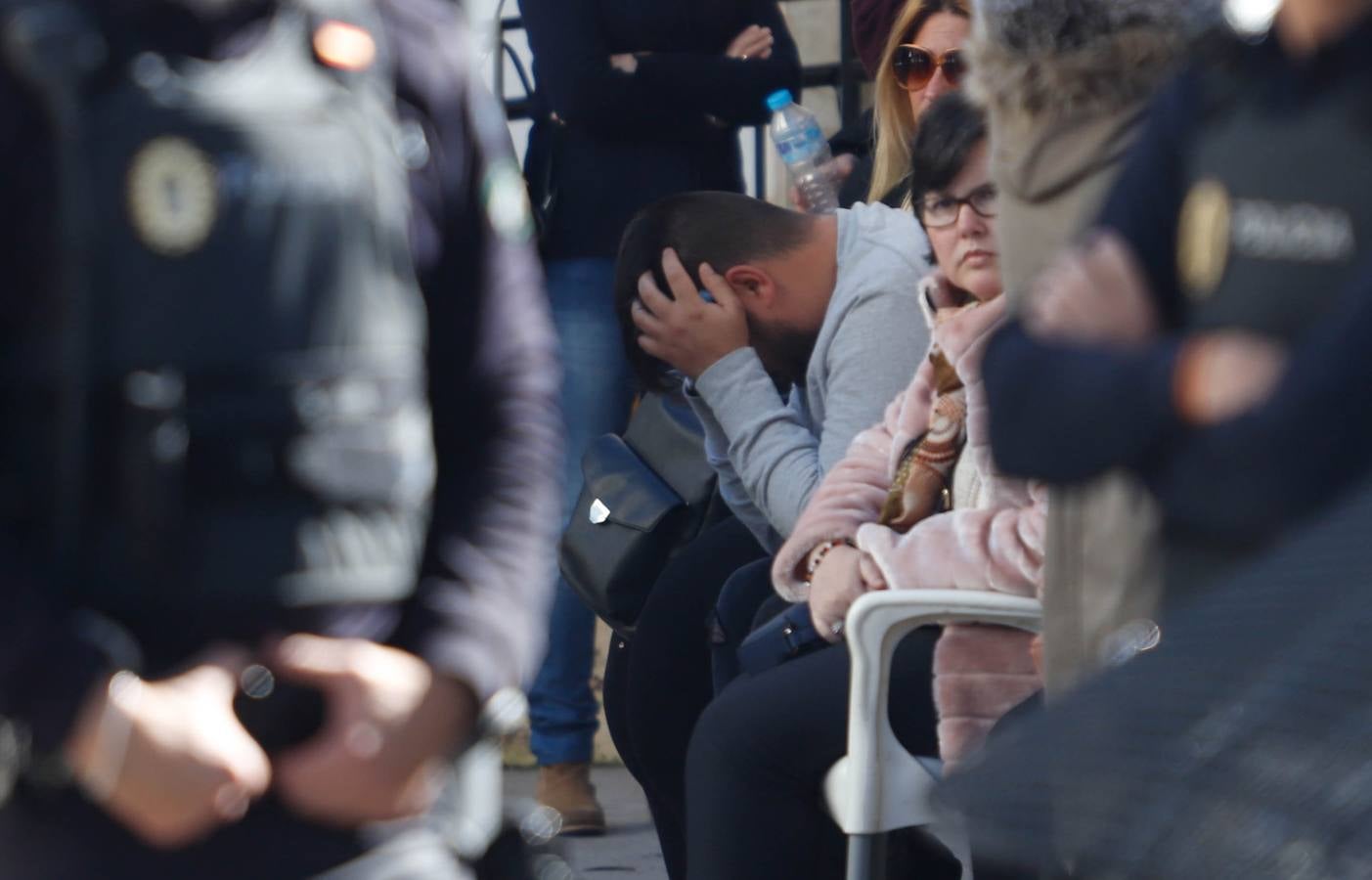 Los padres de Julen, arropados por familiares y centenares de vecinos en el tanatorio de Málaga